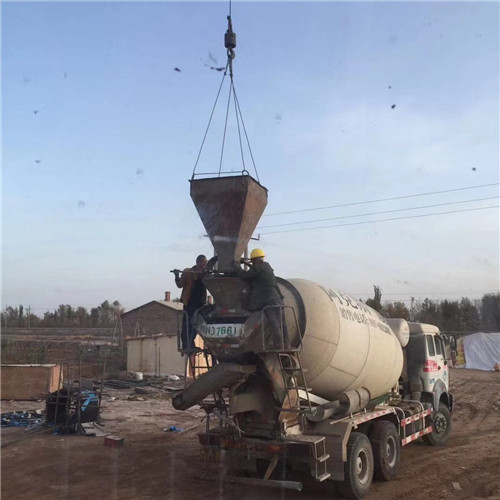 雅江县“精准瞄准”—— 吊车的 “定位导航” 技术